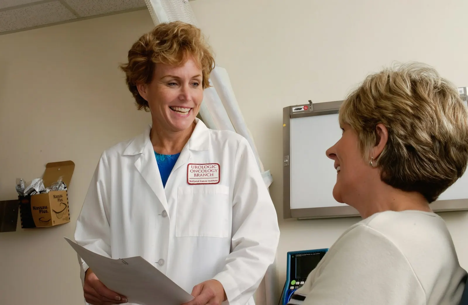 Médico sorrindo durante consulta com paciente