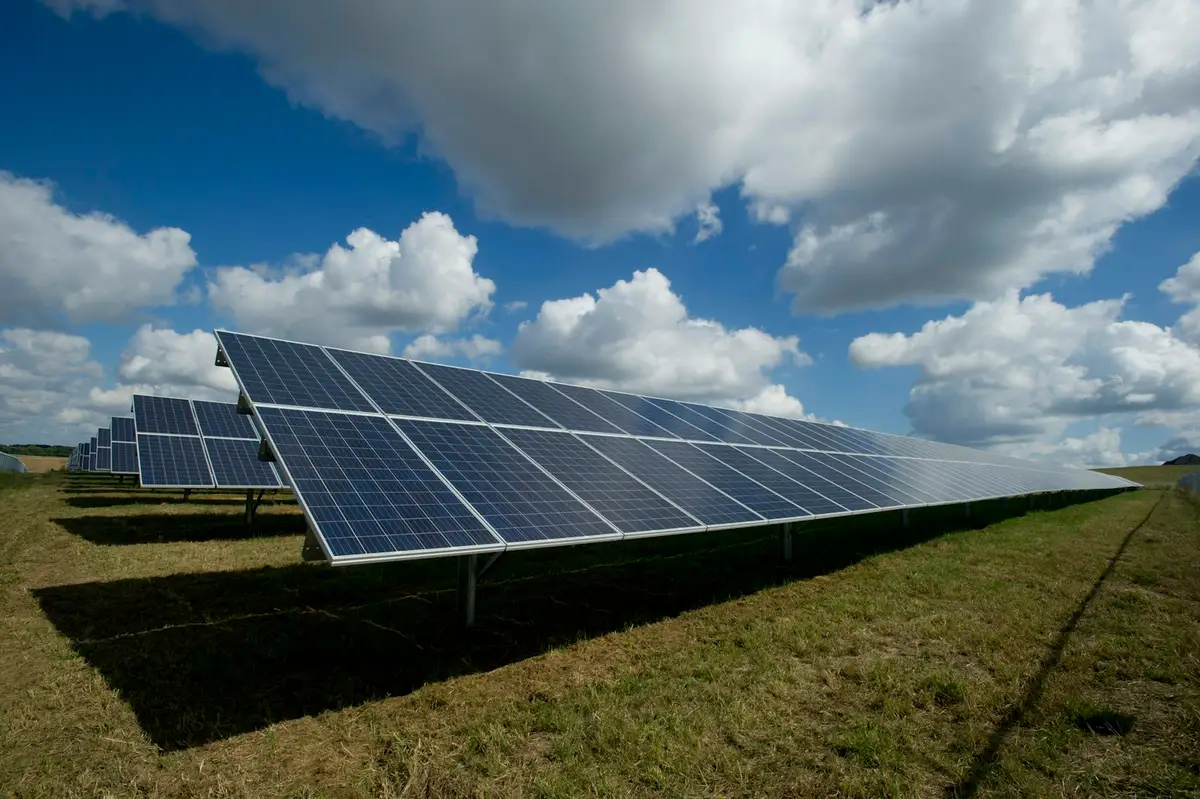 Usina com painéis solares em campo aberto