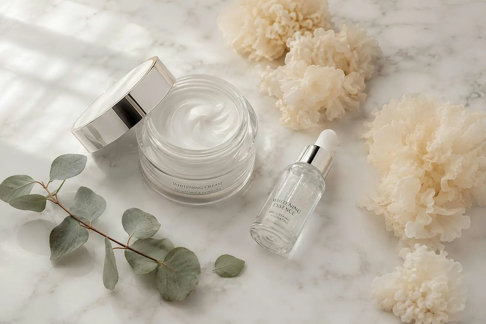 Cremes e séruns de skincare sobre mármore com eucalipto