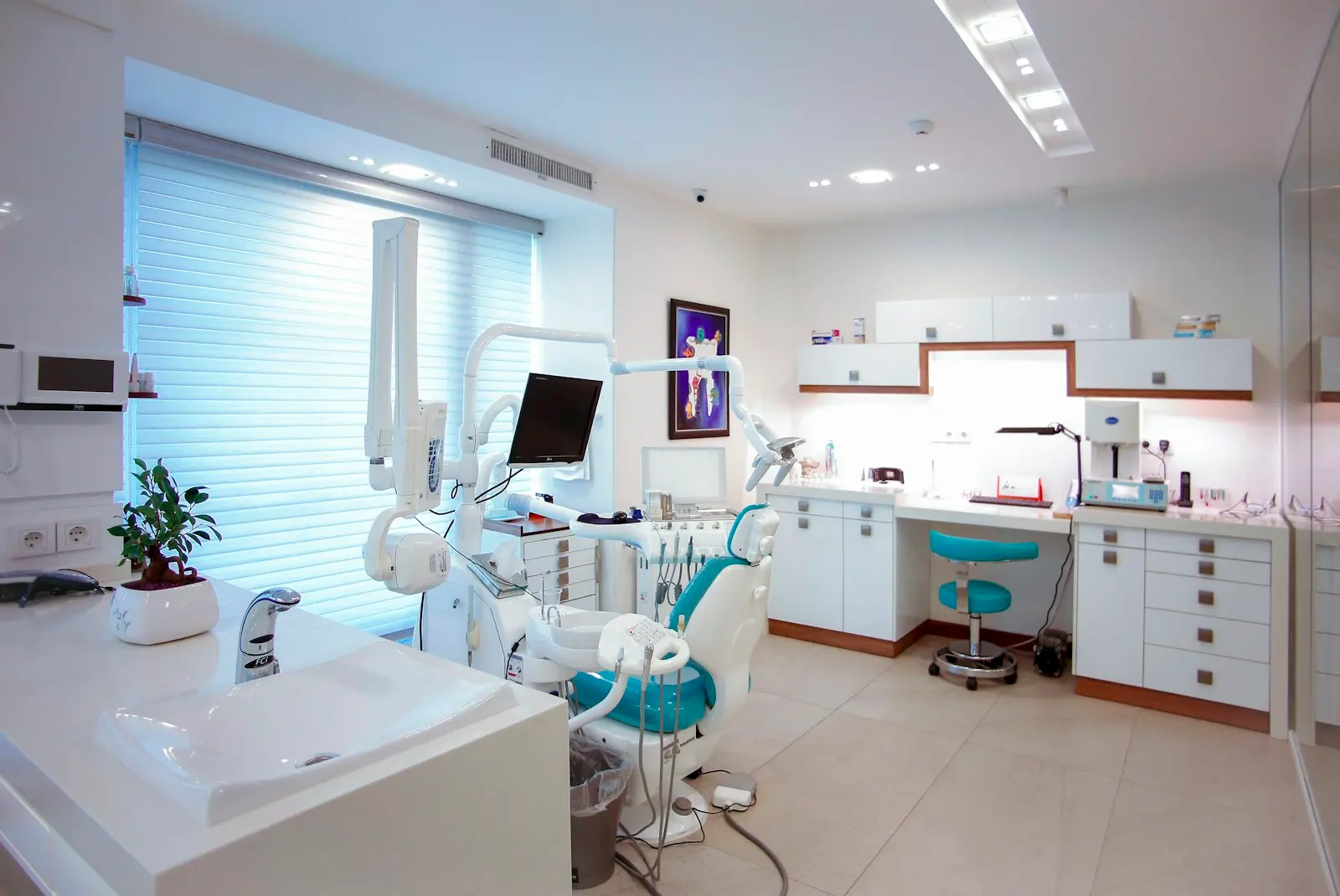 Consultório odontológico moderno com cadeira e equipamentos