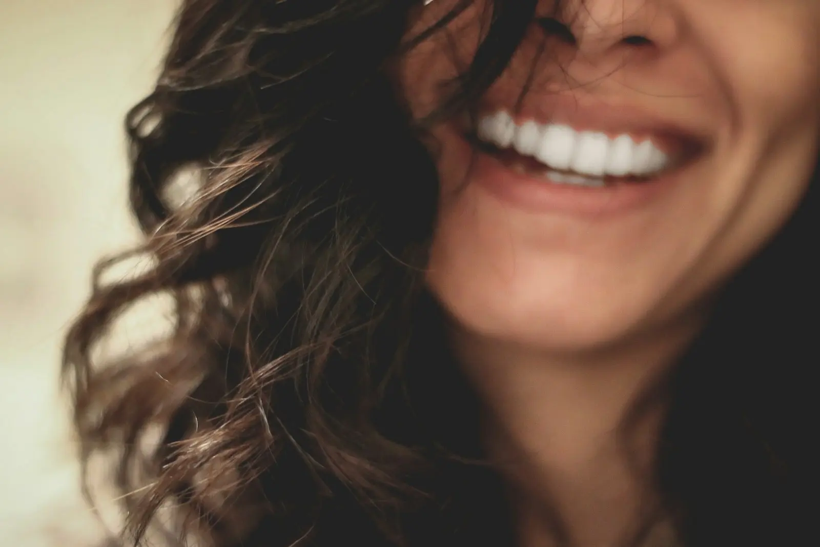 Mulher sorrindo com dentes saudáveis