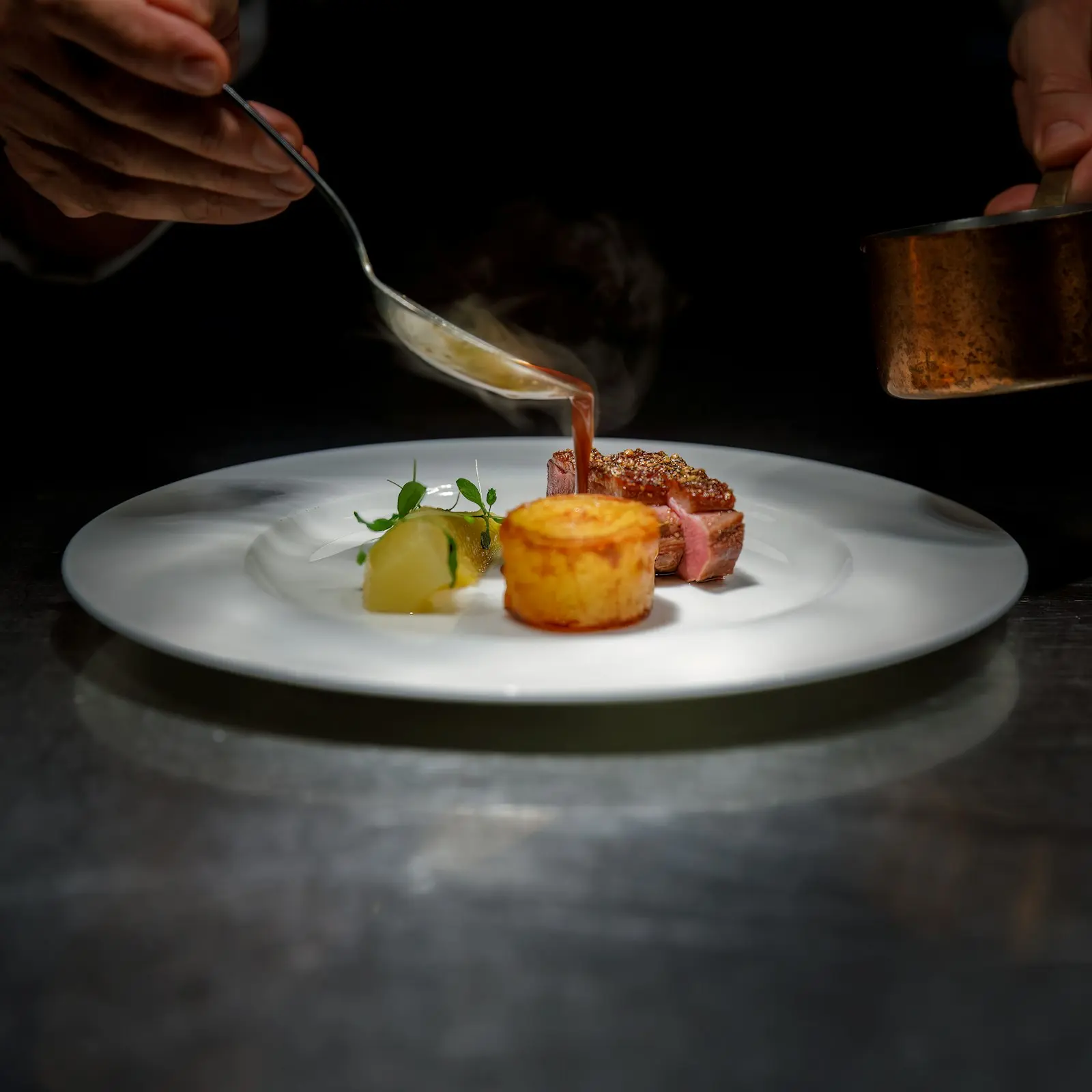 Corte de carne com molho sendo finalizado